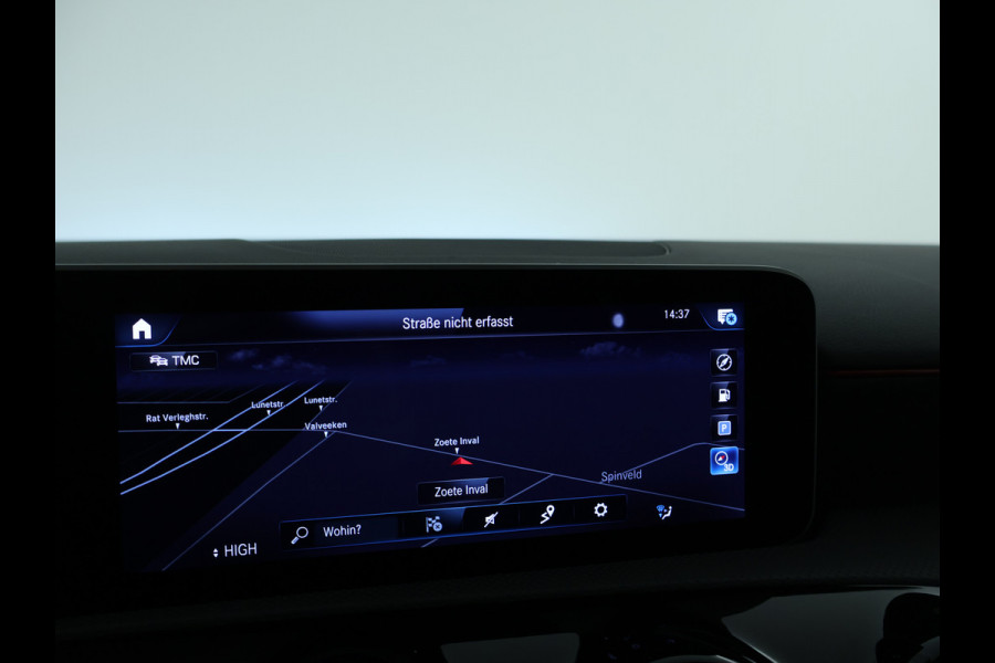 Mercedes-Benz A-Klasse 180 Business Solution AMG | Panoramadak | 5 spaaks lichtmetalen velgen | MBUX wide screen | Navigatie | Parking support | Inclusief 24 maanden MB Certified garantie voor Europa.