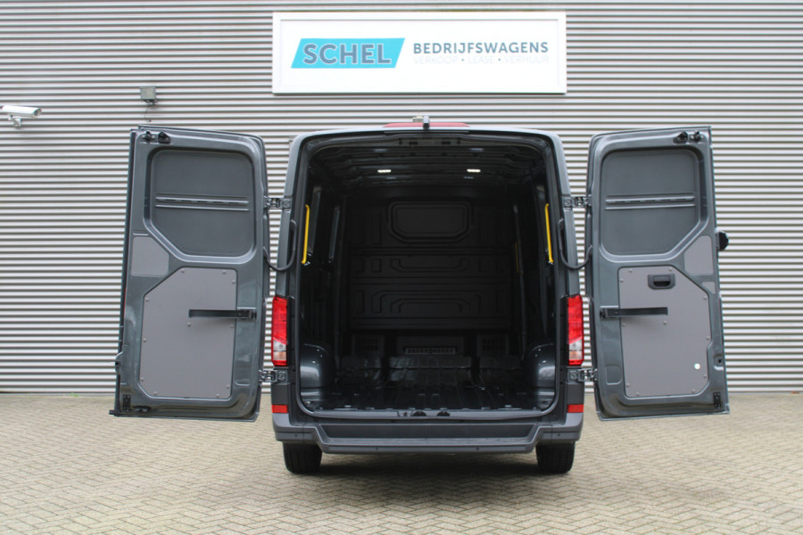 Volkswagen Crafter 35 2.0 TDI L3H2 177pk - Facelift - Navigatie - LED - Geveerde stoel - Virtual cockpit - Camera - Verwarmd stuur - Stoelverwarmin