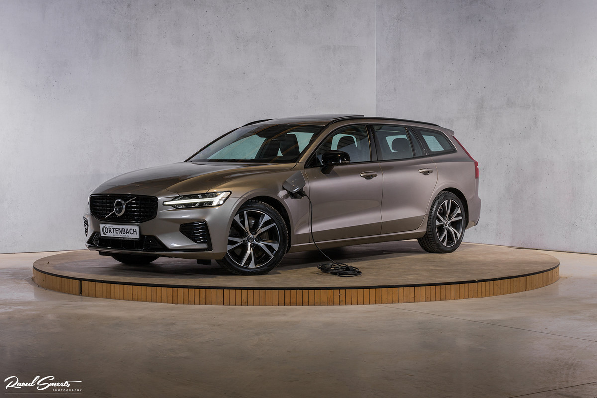 Volvo V60 2.0 T6 Recharge AWD R-Design | Zwenkbare trekhaak | Apple carplay | Panorama dak | Head up display |