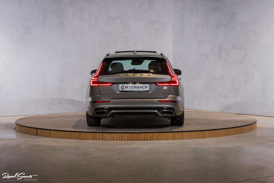 Volvo V60 2.0 T6 Recharge AWD R-Design | Zwenkbare trekhaak | Apple carplay | Panorama dak | Head up display |