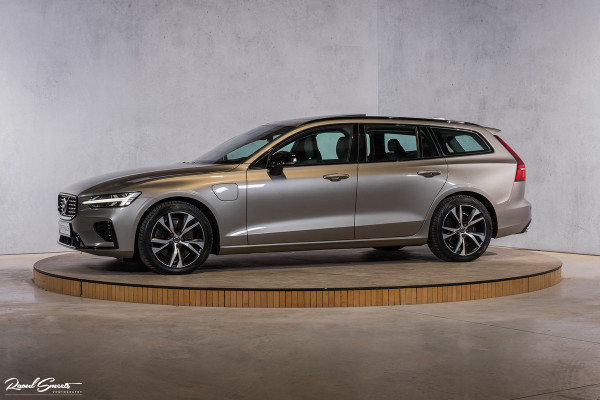 Volvo V60 2.0 T6 Recharge AWD R-Design | Zwenkbare trekhaak | Apple carplay | Panorama dak | Head up display |