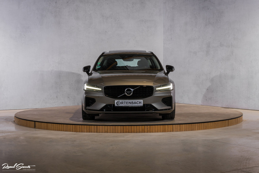 Volvo V60 2.0 T6 Recharge AWD R-Design | Zwenkbare trekhaak | Apple carplay | Panorama dak | Head up display |