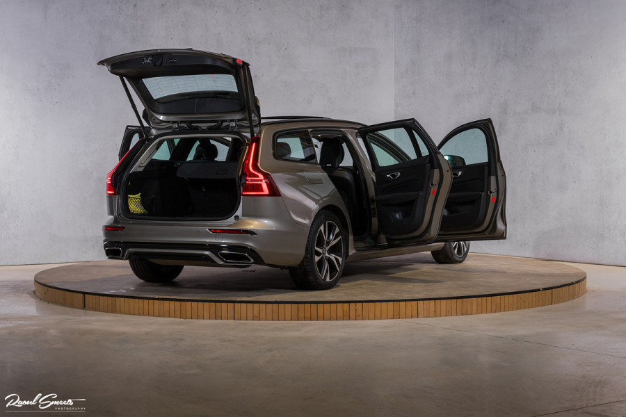 Volvo V60 2.0 T6 Recharge AWD R-Design | Zwenkbare trekhaak | Apple carplay | Panorama dak | Head up display |