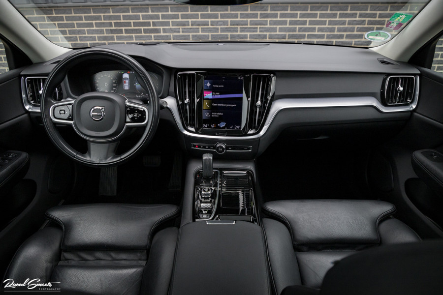 Volvo V60 2.0 T6 Recharge AWD R-Design | Zwenkbare trekhaak | Apple carplay | Panorama dak | Head up display |