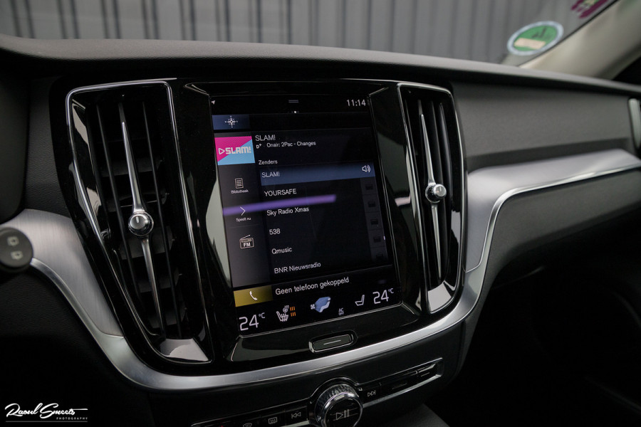 Volvo V60 2.0 T6 Recharge AWD R-Design | Zwenkbare trekhaak | Apple carplay | Panorama dak | Head up display |