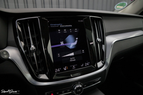 Volvo V60 2.0 T6 Recharge AWD R-Design | Zwenkbare trekhaak | Apple carplay | Panorama dak | Head up display |