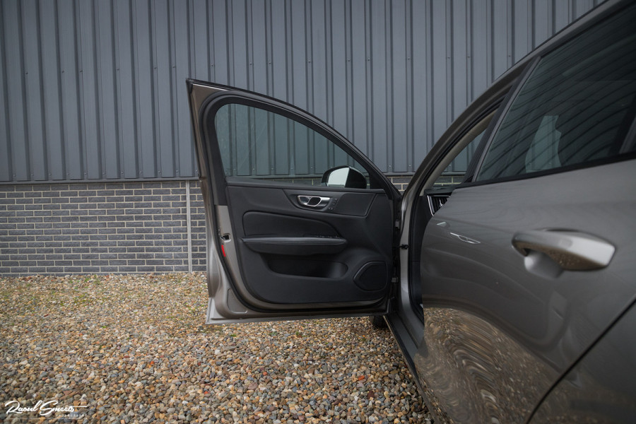 Volvo V60 2.0 T6 Recharge AWD R-Design | Zwenkbare trekhaak | Apple carplay | Panorama dak | Head up display |