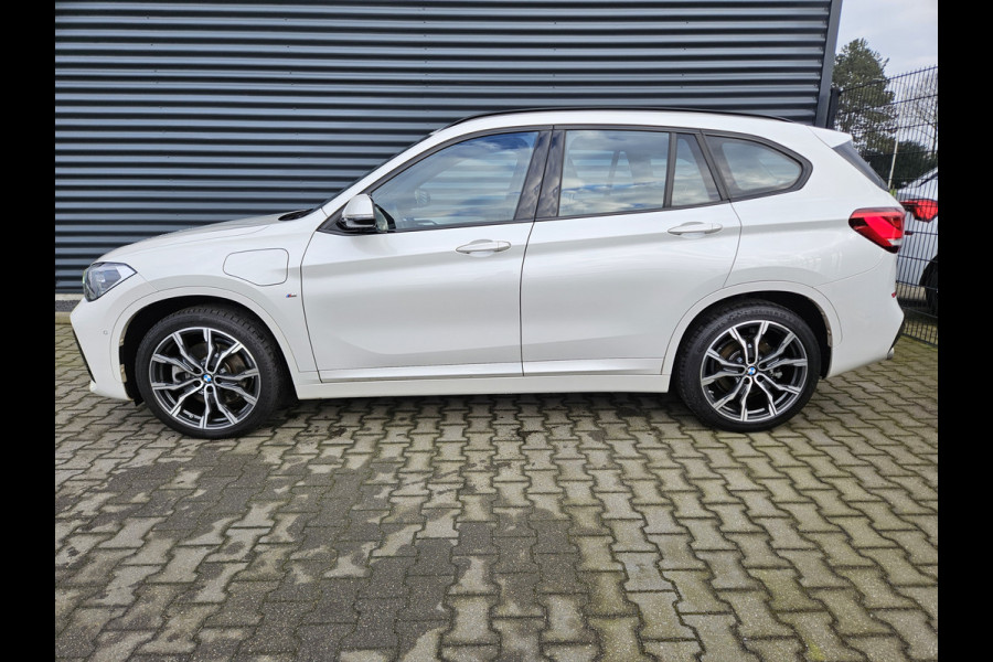 BMW X1 xDrive25e M Sport Plug In Hybrid Dealer O.H PHEV | Camera | 19"L.M | Head Up | Sportstoelen Verwarmd | DAB | Sfeerverlichting | Navi Full Map | Sportstuur |