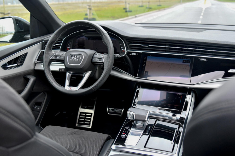 Audi Q8 55 TFSI e quattro 3x S-Line. Luchtv, Nightvision, Pano, ACC, HUD, Softcl, B&O, Keyless, Camera, CarPlay, Matrix, Sfeer!