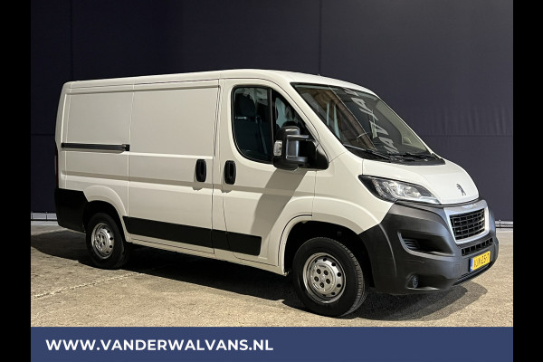 Peugeot Boxer 2.2 BlueHDi 120pk L1H1 Euro6 Airco | Camera | Navigatie | Trekhaak | Cruisecontrol Parkeersensoren, Bijrijdersbank