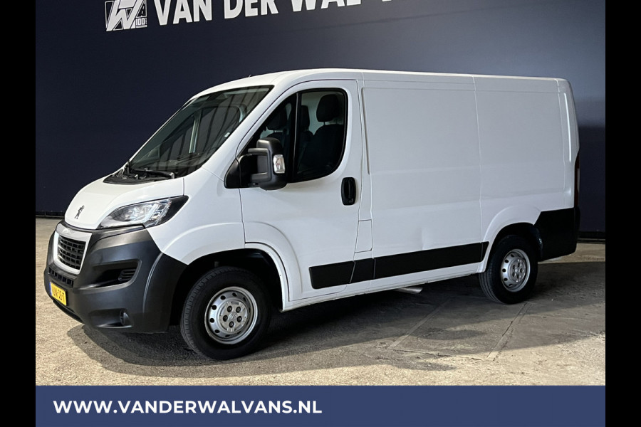 Peugeot Boxer 2.2 BlueHDi 120pk L1H1 Euro6 Airco | Camera | Navigatie | Trekhaak | Cruisecontrol Parkeersensoren, Bijrijdersbank