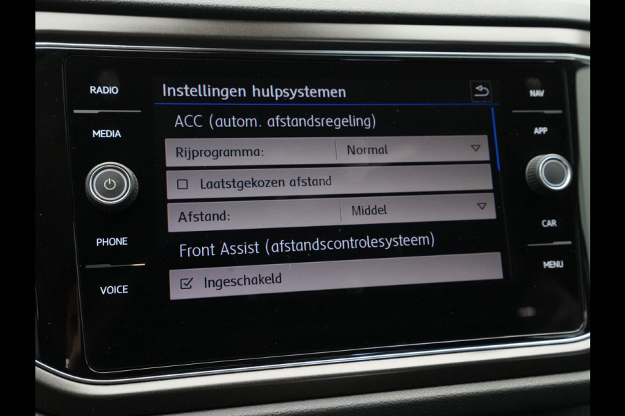 Volkswagen T-Roc 1.5 TSI 150pk DSG Style Navigatie Clima Pdc Acc 110