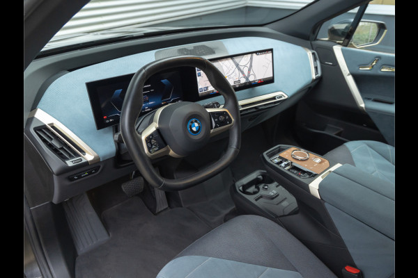 BMW iX xDrive40 - Pano - Trekhaak - Driving Assistant Prof - Head-up - Harman Kardon