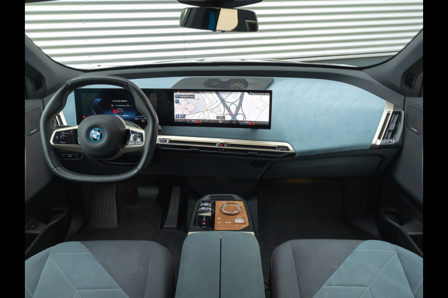 BMW iX xDrive40 - Pano - Trekhaak - Driving Assistant Prof - Head-up - Harman Kardon