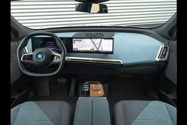 BMW iX xDrive40 - Pano - Trekhaak - Driving Assistant Prof - Head-up - Harman Kardon