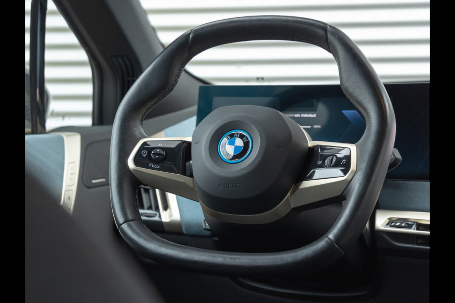 BMW iX xDrive40 - Pano - Trekhaak - Driving Assistant Prof - Head-up - Harman Kardon