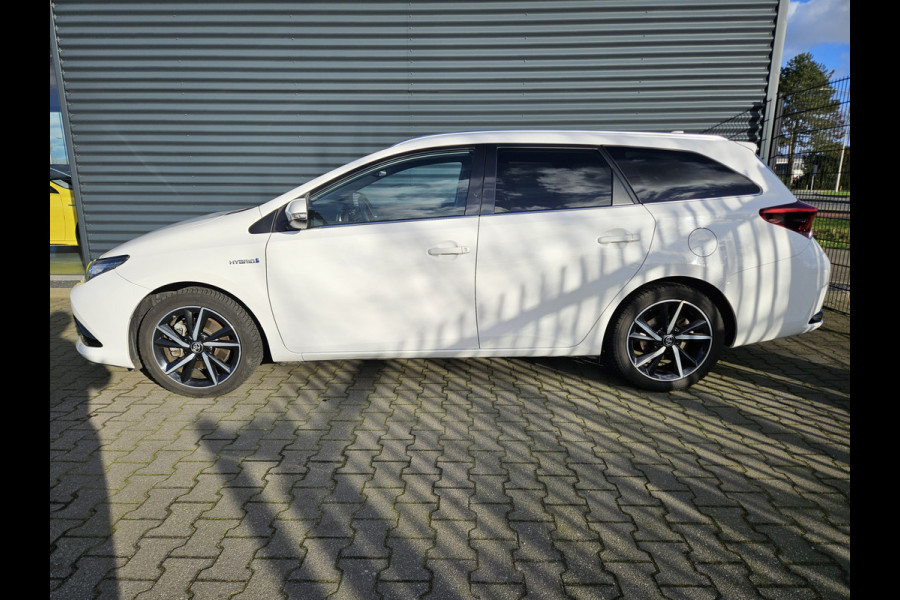 Toyota Auris Touring Sports 1.8 Hybrid Freestyle Dealer O.H | Keyless | Alcantara Sportstoelen Verwarmd | Camera | Navi Full Map | DAB | Laneassist |