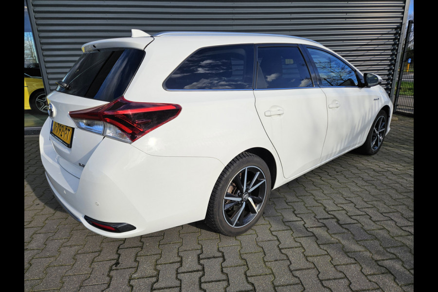 Toyota Auris Touring Sports 1.8 Hybrid Freestyle Dealer O.H | Keyless | Alcantara Sportstoelen Verwarmd | Camera | Navi Full Map | DAB | Laneassist |