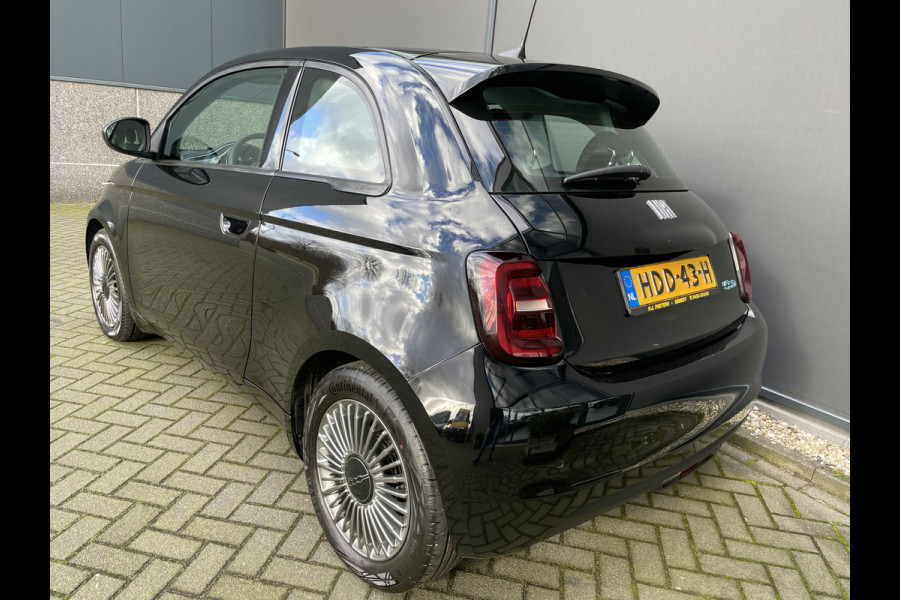 Fiat 500 Icon 42 kWh Clim. control - Cruise control - Panoramadak - Multifunctioneel Lederen stuurwiel - Licht metalen velgen - Navigatie - Ramen Electr. Voor - Bluetooth - Apple carplay - Android auto - Parkeer