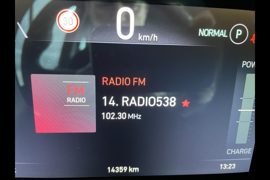 Fiat 500 Icon 42 kWh Clim. control - Cruise control - Panoramadak - Multifunctioneel Lederen stuurwiel - Licht metalen velgen - Navigatie - Ramen Electr. Voor - Bluetooth - Apple carplay - Android auto - Parkeer