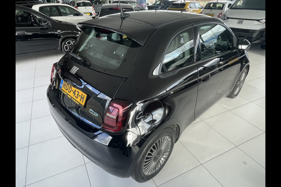 Fiat 500 Icon 42 kWh Clim. control - Cruise control - Panoramadak - Multifunctioneel Lederen stuurwiel - Licht metalen velgen - Navigatie - Ramen Electr. Voor - Bluetooth - Apple carplay - Android auto - Parkeer