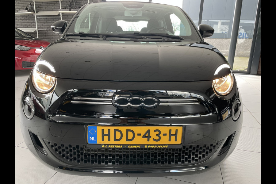 Fiat 500 Icon 42 kWh Clim. control - Cruise control - Panoramadak - Multifunctioneel Lederen stuurwiel - Licht metalen velgen - Navigatie - Ramen Electr. Voor - Bluetooth - Apple carplay - Android auto - Parkeer