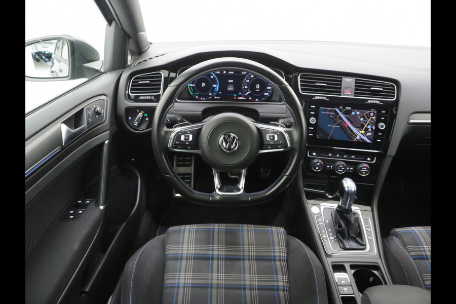 Volkswagen Golf 1.4 TSI PHEV GTE | Panoramadak | Virtual Cockpit | Adaptive Cruise | Camera | LED