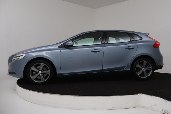 Volvo V40 1.5 T3 Nordic+ Automaat (NAVIGATIE, PARKEERSENSOREN, CRUISE CONTROL, MULTIMEDIA, NL-AUTO, GOED ONDERHOUDEN)