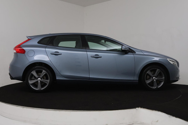 Volvo V40 1.5 T3 Nordic+ Automaat (NAVIGATIE, PARKEERSENSOREN, CRUISE CONTROL, MULTIMEDIA, NL-AUTO, GOED ONDERHOUDEN)