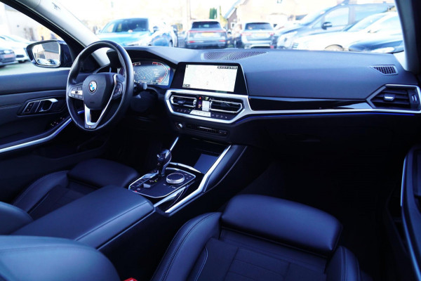 BMW 3-serie 330i High Executive | M-pakket | Stoelverwarming | M-sportvelgen | LED koplampen | Leder/alcantara |