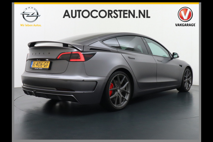 Tesla Model 3 Performance 513pk Bodykit-Startech-(Brabus) Warmtepomp Elec.-Achterklep AWD  0-100 3,4 sec. 20" FSD-vb. AutoPilot Carbon Spoiler Pdc Wifi Ecc 4wd Rode Remklauwen Carbon-Spoiler Dual Motor Long Range 75kWh 1e Eigenaar, Orig. NL-auto Staalgrijs gewrapt. Carbonlook delen interieur Unieke uitvoering!!