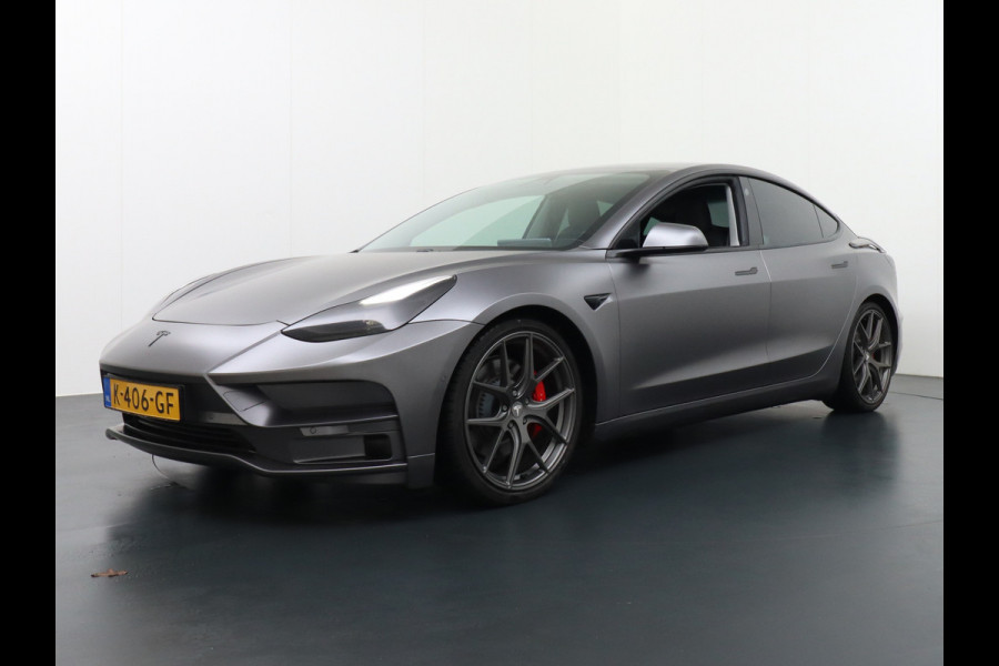 Tesla Model 3 Performance 513pk Bodykit-Startech-(Brabus) Warmtepomp Elec.-Achterklep AWD  0-100 3,4 sec. 20" FSD-vb. AutoPilot Carbon Spoiler Pdc Wifi Ecc 4wd Rode Remklauwen Carbon-Spoiler Dual Motor Long Range 75kWh 1e Eigenaar, Orig. NL-auto Staalgrijs gewrapt. Carbonlook delen interieur Unieke uitvoering!!