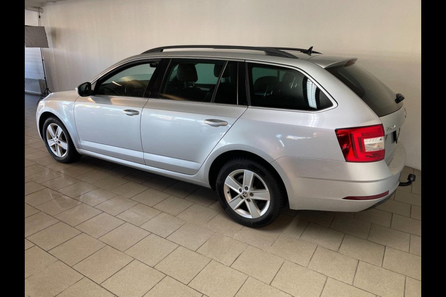 Škoda Octavia Combi 1.6 TDI Greentech Ambition Business AIRCO NAVI CRUISE APPLE CARPLAY STOELVERW VELGEN PRIVACYGL ZEER NETTE AUTO