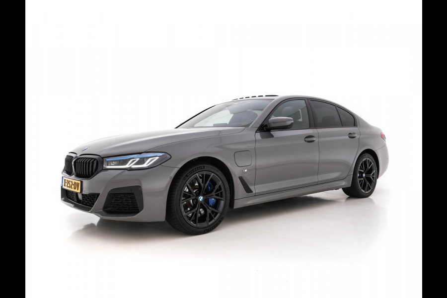 BMW 5 Serie 545e xDrive High Executive Edition M-Sportpack (INCL-BTW) Aut. *PANO | LASER-LED | HEAD-UP | ADAPT.CRUISE | FULL-LEATHER | SURROUND-VIEW | MEMORY-PACK | HARMAN/KARDON-AUDIO | DIGI-COCKPIT | COMFORT-SEATS | DAB+ | KEYLESS | 19"ALU*