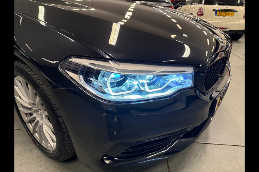 BMW 5 Serie Touring 520i High Executive PANO/LEDER/H-UP/DAB/CARPLAY/SFEERVERL///