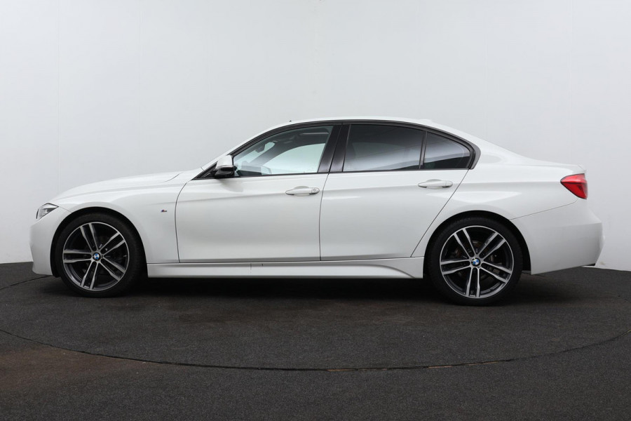 BMW 3-serie 320i Corporate Lease Executive M-SPORT (NL-auto, Dealer OnderH, Panorama, Carplay, Navi Pro, PDC, Climate Con, Etc)