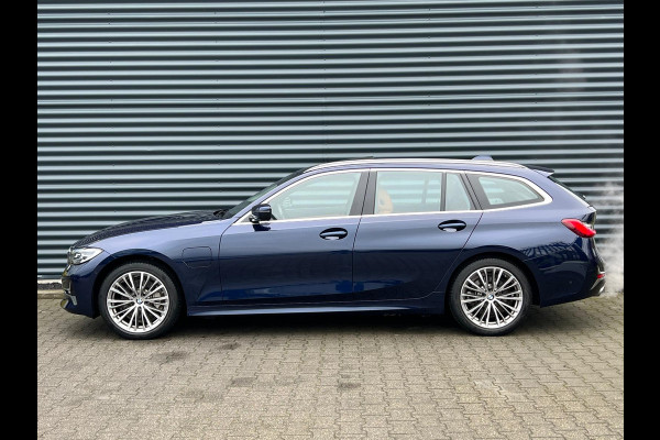 BMW 3 Serie Touring 330e Luxury Line Plug-in Hybrid PHEV | Trekhaak af Fabriek | Panodak | Adaptive Onderstel | Carplay | Sfeerverlichting |