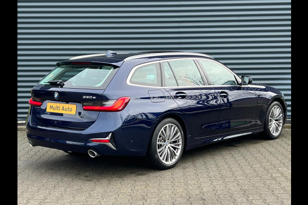 BMW 3 Serie Touring 330e Luxury Line Plug-in Hybrid PHEV | Trekhaak af Fabriek | Panodak | Adaptive Onderstel | Carplay | Sfeerverlichting |