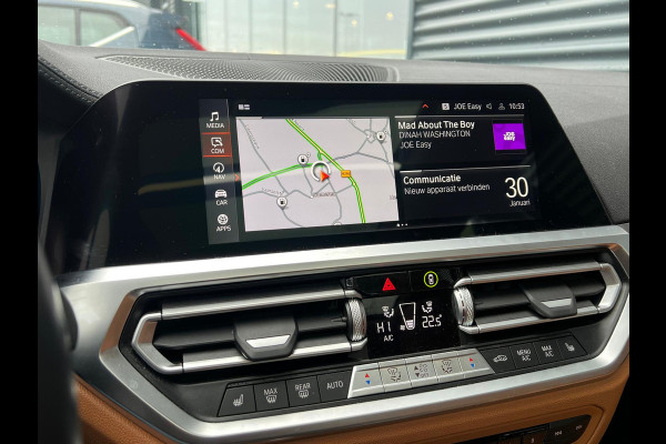 BMW 3 Serie Touring 330e Luxury Line Plug-in Hybrid PHEV | Trekhaak af Fabriek | Panodak | Adaptive Onderstel | Carplay | Sfeerverlichting |