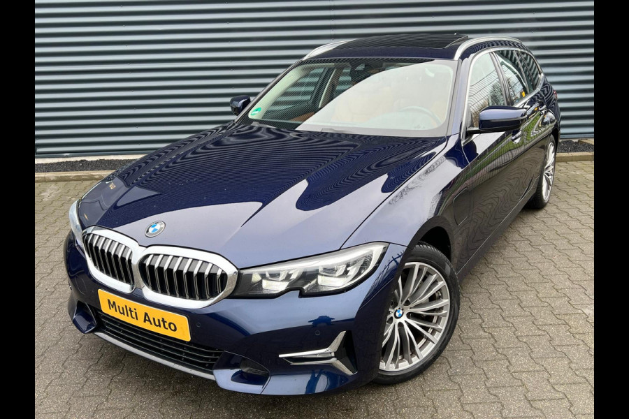 BMW 3 Serie Touring 330e Luxury Line Plug-in Hybrid PHEV | Trekhaak af Fabriek | Panodak | Adaptive Onderstel | Carplay | Sfeerverlichting |