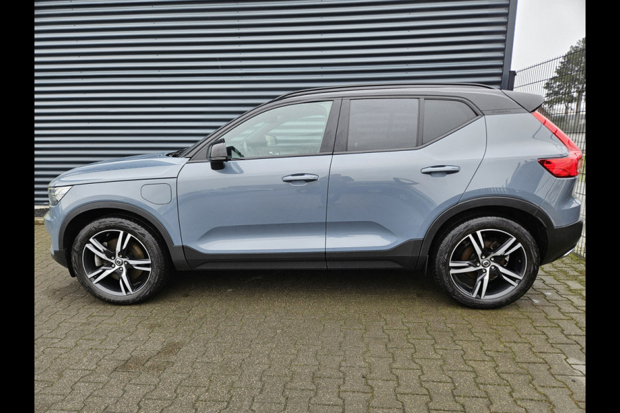 Volvo XC40 T5 Recharge R-Design Plug In Hybrid 261pk Dealer O.H PHEV | Panodak | Trekhaak af Fabriek | Adaptive Cruise |  Alcantara Sportstoelen Memory | Harman Kardon | Keyless | Apple Carplay | Pilot Assist |