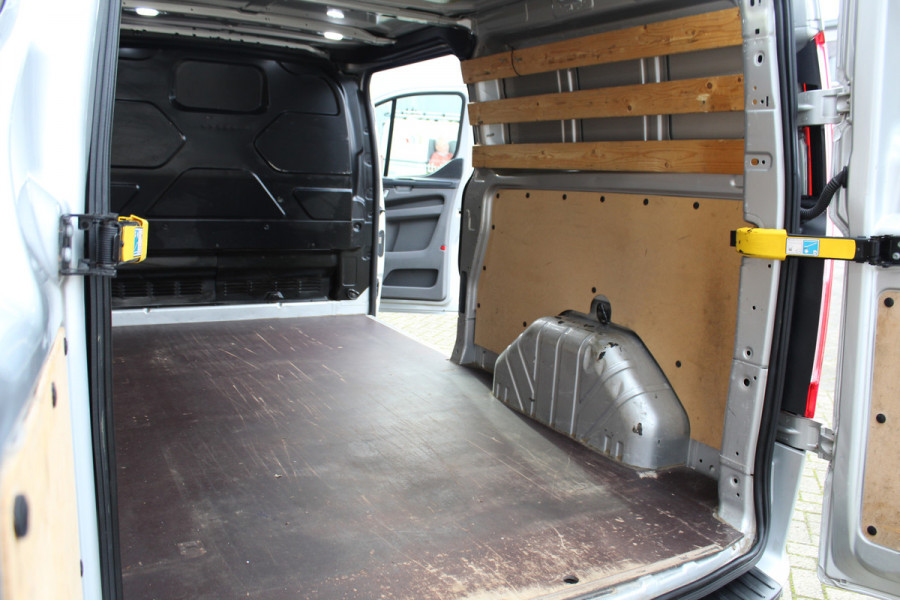 Ford Transit Custom 320 2.0-108pk TDCI L2H1 Trend. Keurige Ford Transit Custom, lengte 2. Airco, parkeersensoren v+a, metallic lak, imperiaal, telefoonvoorb., trekhaak, laadruimte betimmerd, 3-zits etc.