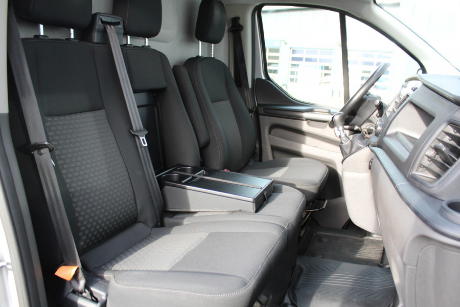 Ford Transit Custom 320 2.0-108pk TDCI L2H1 Trend. Keurige Ford Transit Custom, lengte 2. Airco, parkeersensoren v+a, metallic lak, imperiaal, telefoonvoorb., trekhaak, laadruimte betimmerd, 3-zits etc.