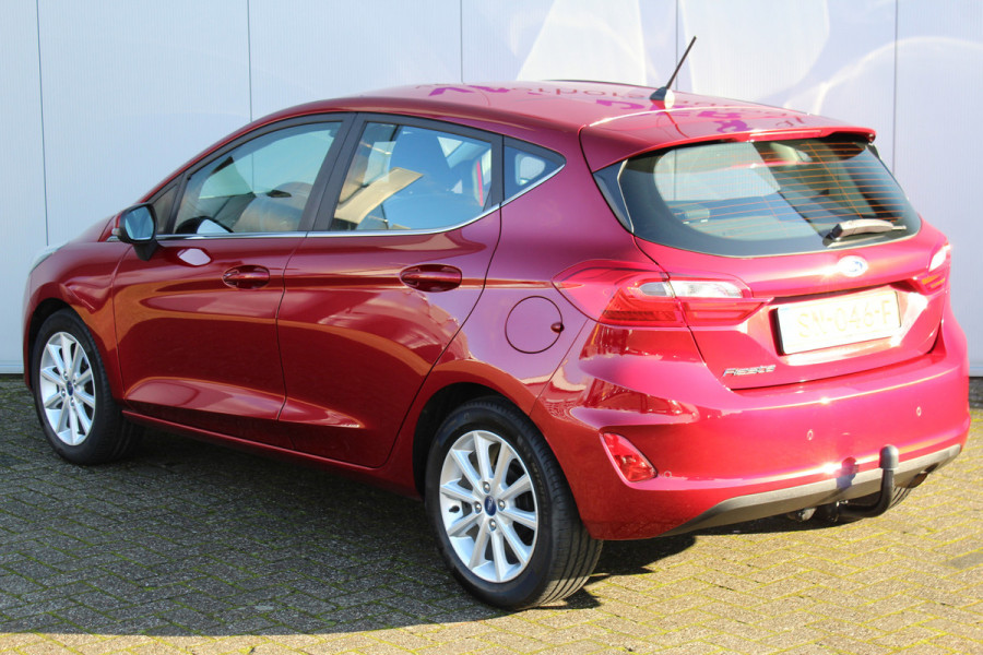 Ford Fiesta 1.0-100pk EcoBoost Titanium. Mooie chique verschijning ! Volautm. airco, telefoonvoorb., cruise control, parkeersensoren, LM wielen, trekhaak, B&O soundsyst., navigatie, etc.