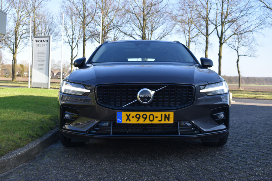 Volvo V60 B3 Plus Dark | Panorama Dak | 360° Camera | Trekhaak