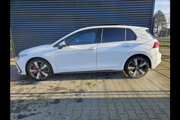 Volkswagen Golf GTE Plug In Hybrid 245pk PHEV | Panodak | Adaptive Cruise | Trekhaak af Fabriek | Virtual | Apple Carplay | IQ Drive | Navi Full Map | 18"L.M | Stuurverwarming | Sfeerverlichting |