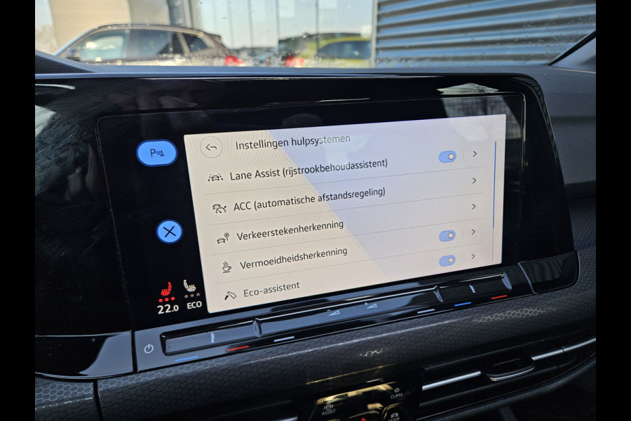 Volkswagen Golf GTE Plug In Hybrid 245pk PHEV | Panodak | Adaptive Cruise | Trekhaak af Fabriek | Virtual | Apple Carplay | IQ Drive | Navi Full Map | 18"L.M | Stuurverwarming | Sfeerverlichting |