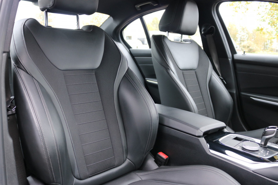 BMW 3 Serie 318i Exe Edition Autom Xenon G-navi leder Sportzetels Bj:2021