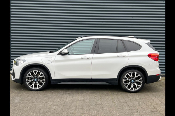 BMW X1 xDrive25e Plug in hybrid Sport Line PHEV | Panodak | Head-up Display | Carplay | Sportstoelen Verwarmd | Harman Kardon |