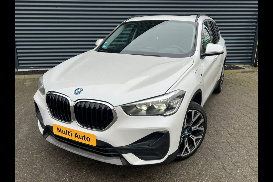 BMW X1 xDrive25e Plug in hybrid Sport Line PHEV | Panodak | Head-up Display | Carplay | Sportstoelen Verwarmd | Harman Kardon |